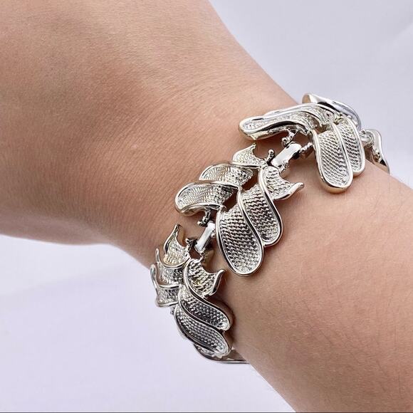 1960’s Era Vintage Oversized Wings Link Textured Statement Bracelet - Picture 1 of 15